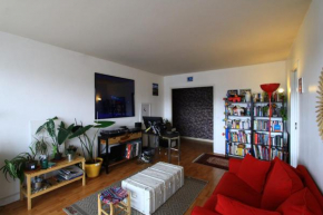 Crossing apt with balcony and nice view on Paris